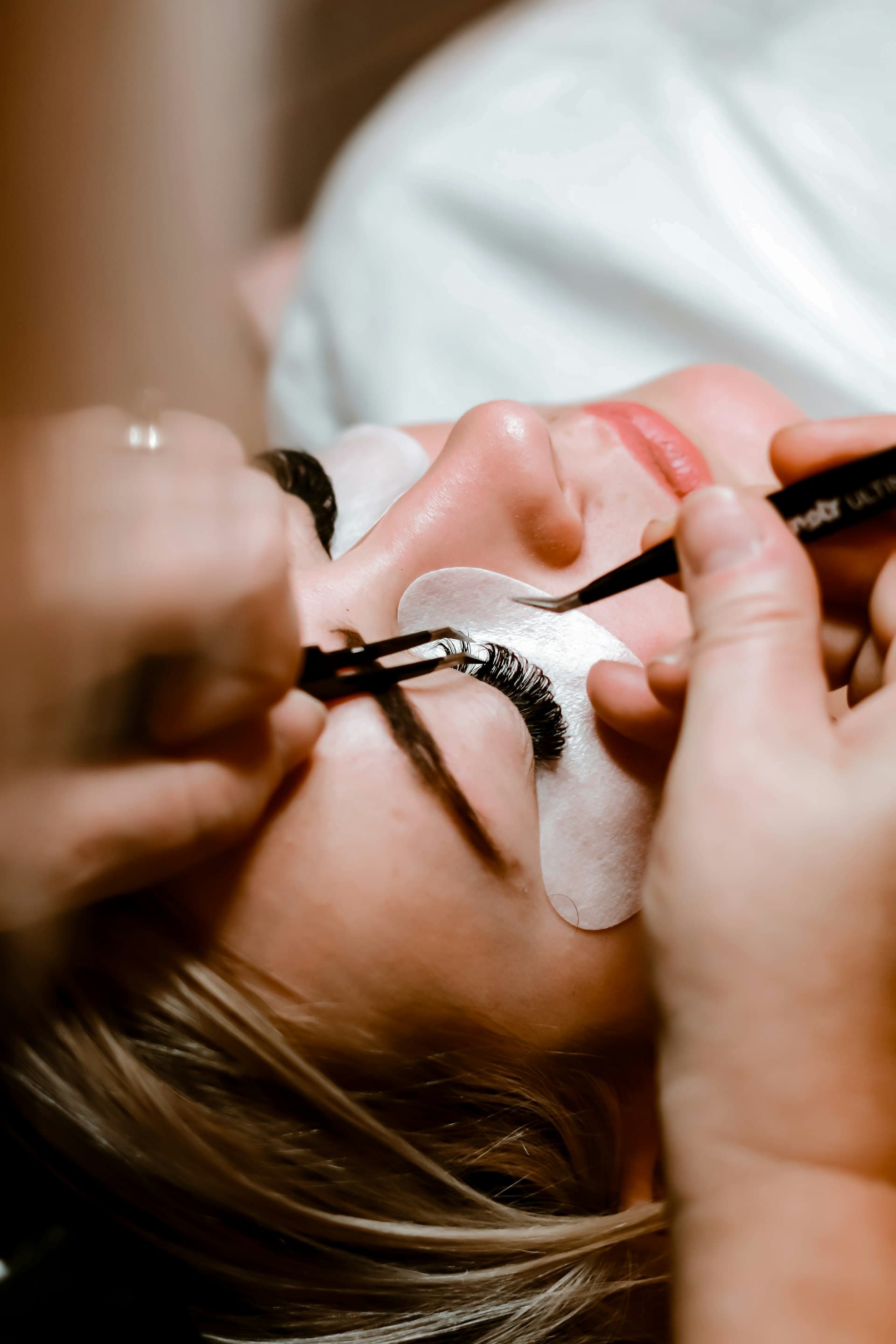 Technicienne en extensions de cils au travail, en formation à Toulouse
