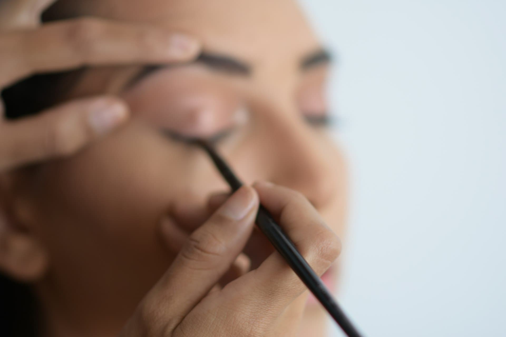 Comparaison de sourcils réalisés en microblading et en technique poudrée
